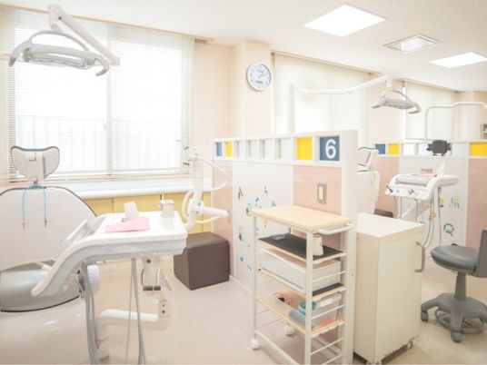 明るい歯科室内  