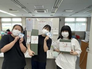 景品を持つスタッフの機能訓練室  