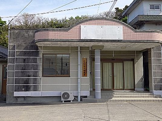 施設の玄関外観  