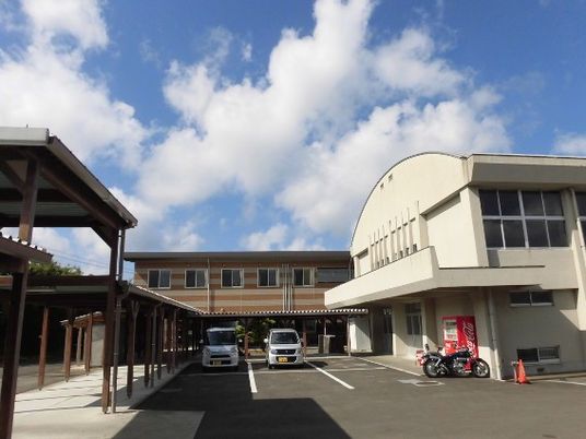 施設の外観と駐車場です  