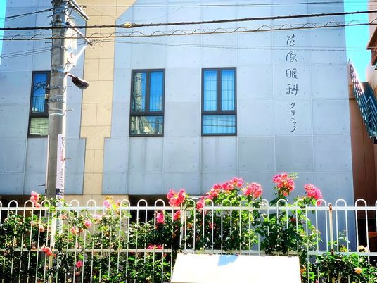 花壇のある建物外観  