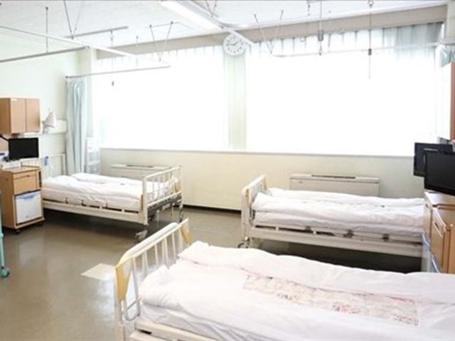 明るい居室のベッド 居室   大きな窓から自然光が入る、明るく落ち着いた居室です。ベッドが複数配置され、ゆとりある空間になっています。