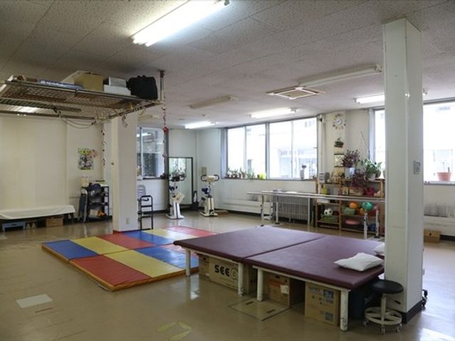 機能訓練室 機能訓練室   広い訓練スペースにマットやベッドが置かれています。窓から自然光が入り、明るい雰囲気で体を動かしやすそうです。