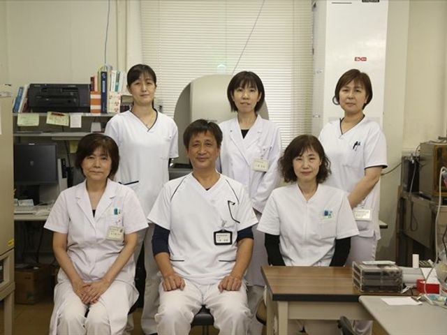 制服姿の職員が並ぶスタッフイメージ スタッフイメージ   白い制服の職員が6人並び、落ち着いた雰囲気です。介護の現場で働く人たちの様子が伝わります。