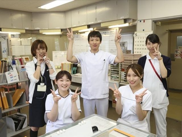スタッフ集合の受付 フロント   受付まわりでスタッフの笑顔がそろい、明るい雰囲気が伝わります。連携の良さが感じられ、働くイメージを持ちやすい空間です。