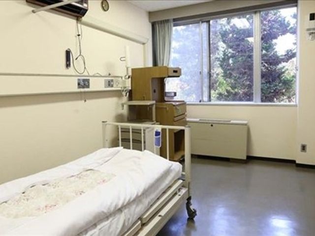 明るい居室のベッド 居室   大きな窓から自然光が入る、落ち着いた雰囲気の居室です。ベッドまわりにゆとりがあり、日々のケアもしやすそうです。