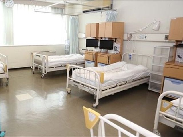 ベッドが並ぶ居室 居室   窓から自然光が入る明るい居室です。ベッドが複数あり、落ち着いて過ごせる環境に見えます。