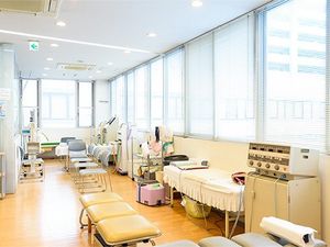明るい機能訓練室  