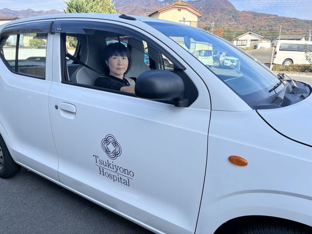 女性ドライバーの車 スタッフイメージ 車の中から笑顔で親しみやすい雰囲気を醸し出すスタッフです。信頼感を持って働けます。
