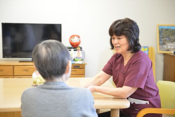 居室で談笑する様子