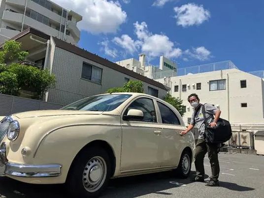 車と男性の外観  