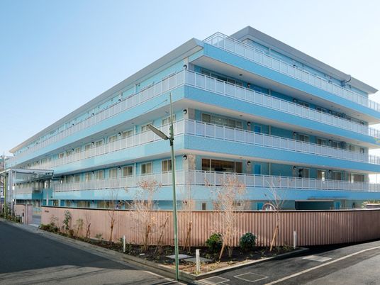 青い外観の建物  