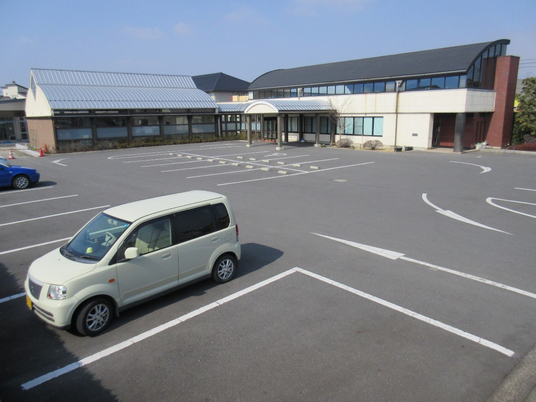 広い駐車場の建物外観  
