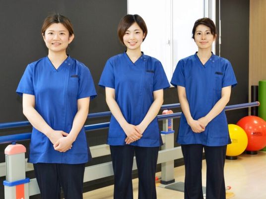 スタッフが並ぶ機能訓練室  