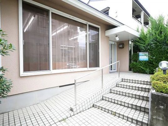 外観の入口階段  