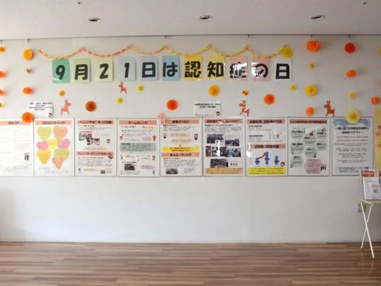 掲示物のある廊下  