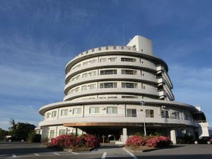 円形の施設外観  