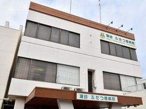 白い外壁の施設外観  