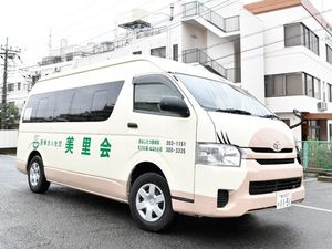 送迎車が停まる外観  