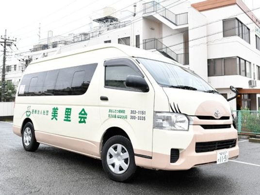 送迎車が停まる外観  