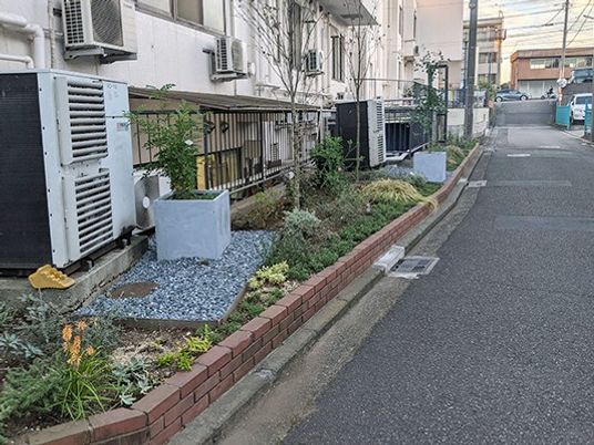 施設脇の通路  