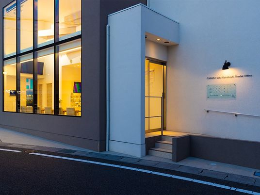明るい入口の外観  