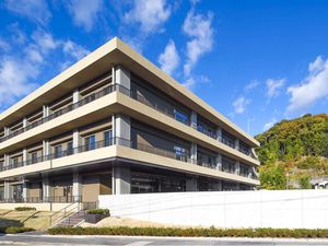 3階建ての外観  