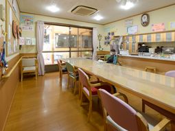 暖かい雰囲気の食堂