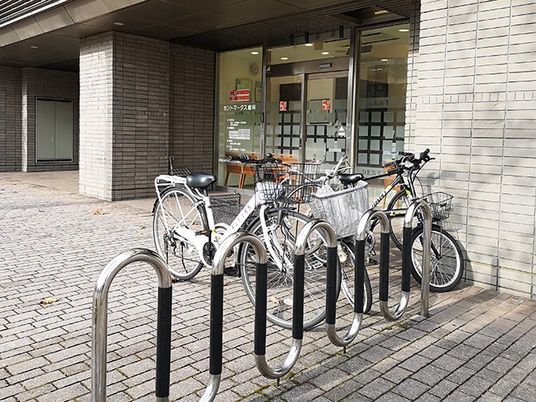 自転車置き場前の出入口  