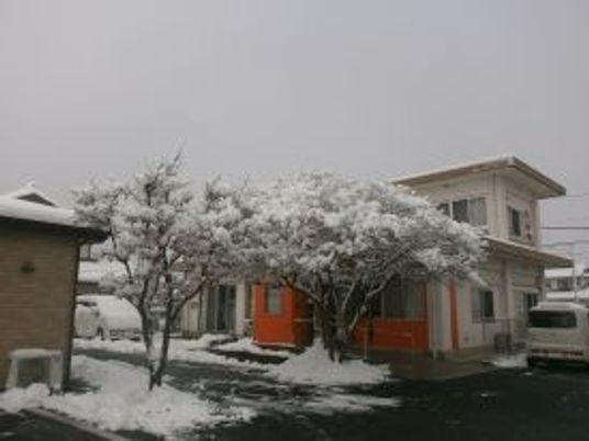 雪の日の建物外観  