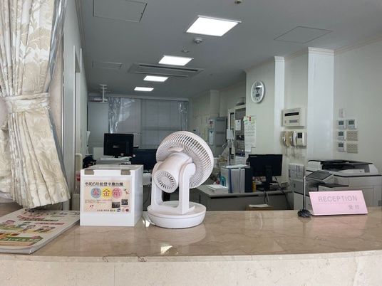 受付カウンターと扇風機のロビー  