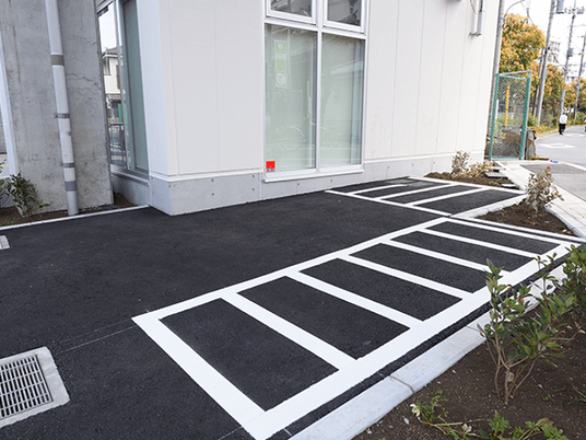 建物横の駐車場  