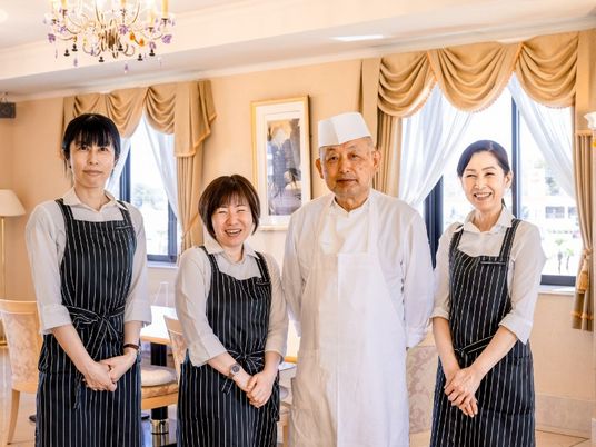 スタッフと調理担当者の食堂  