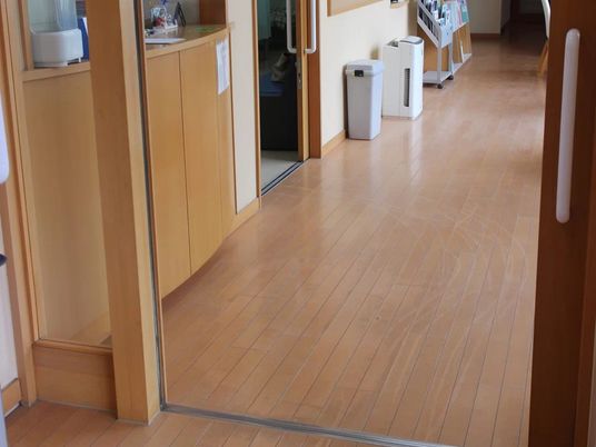 明るい廊下の出入口  