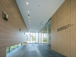 明るい廊下の出入口  