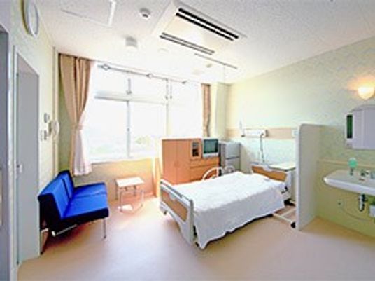 明るい個室の居室  