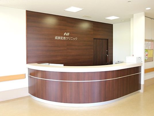 木目調の受付カウンター  