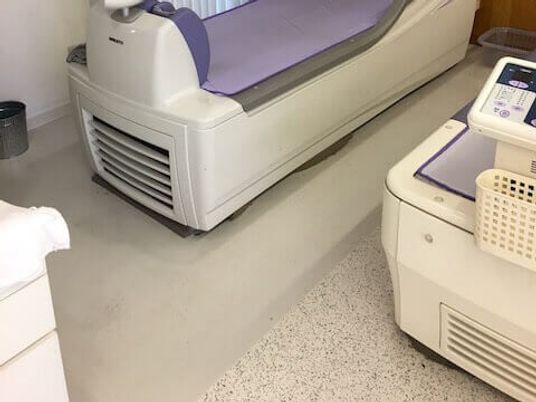 手すり付きの機器が並ぶ浴室  