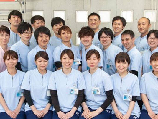 スタッフが並ぶ集合写真  