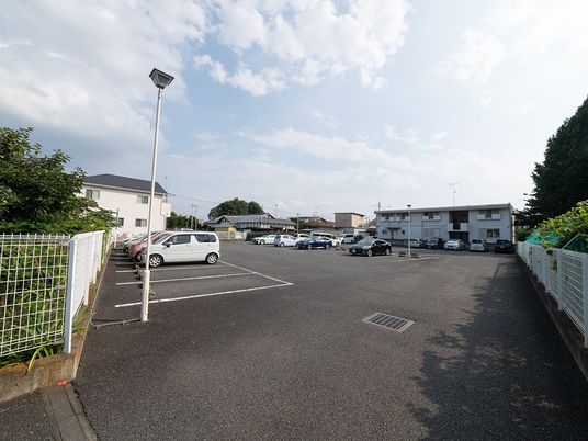 広い駐車場の外観  