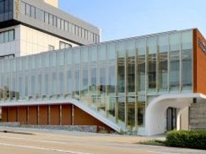 明るい外観の建物  