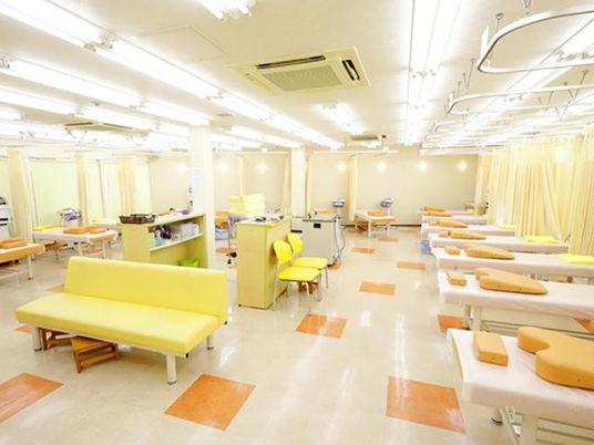 明るい機能訓練室  