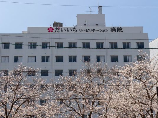 桜と建物の外観  