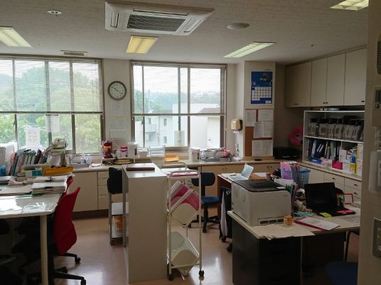 明るい事務室  