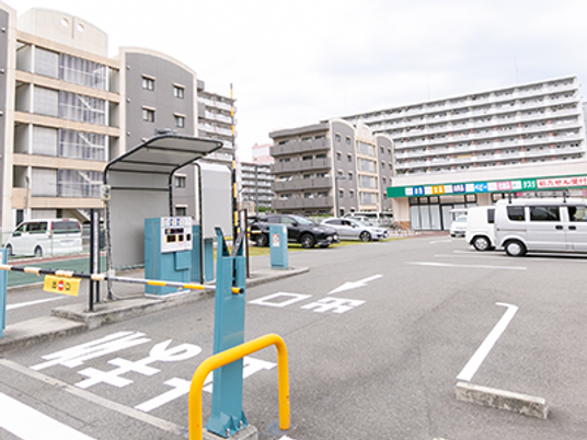 施設の駐車場出入口  