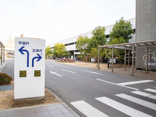 駐車場案内のある外観  