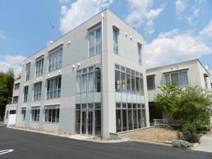 明るい建物の外観  
