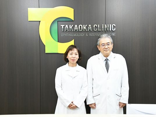 スタッフが並ぶクリニック受付  
