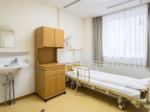 明るい居室のベッド  
