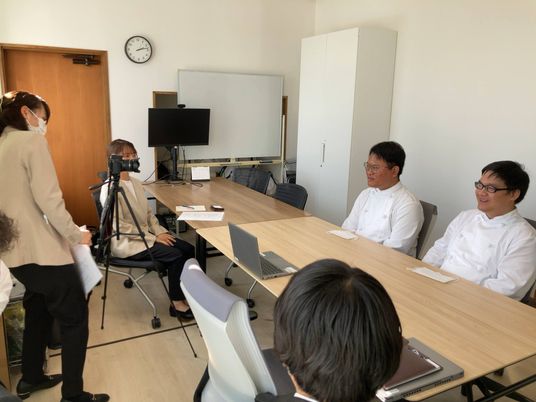 会議の様子が見える多目的室  